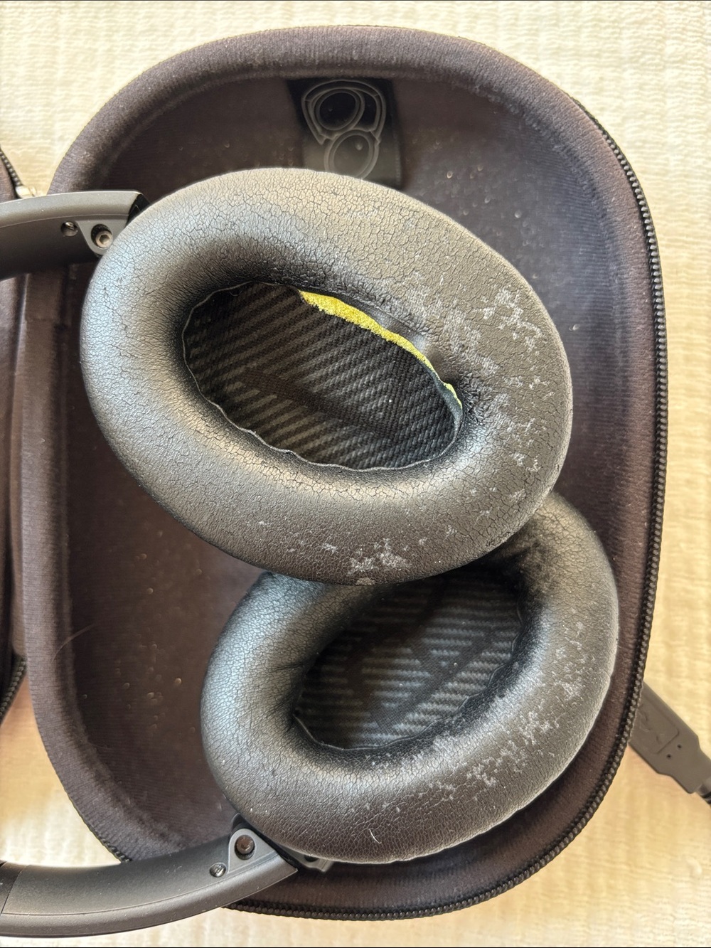 Bose Black Over-Ear Headphones and Earbuds - Picture 3 of 10